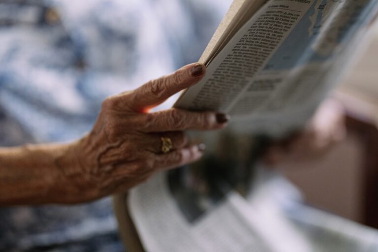 direito ao esquecimento - idosa lendo jornal