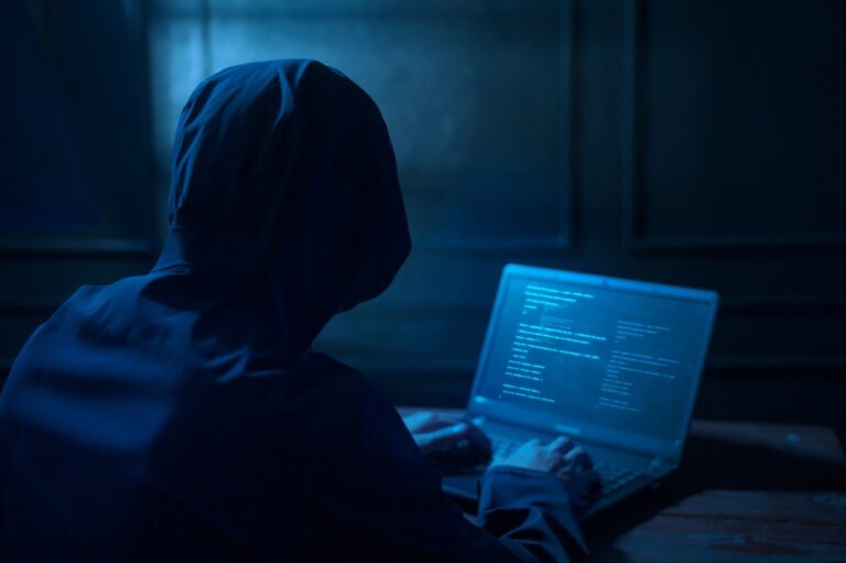 Crimes digitais - hacker usando um notebook