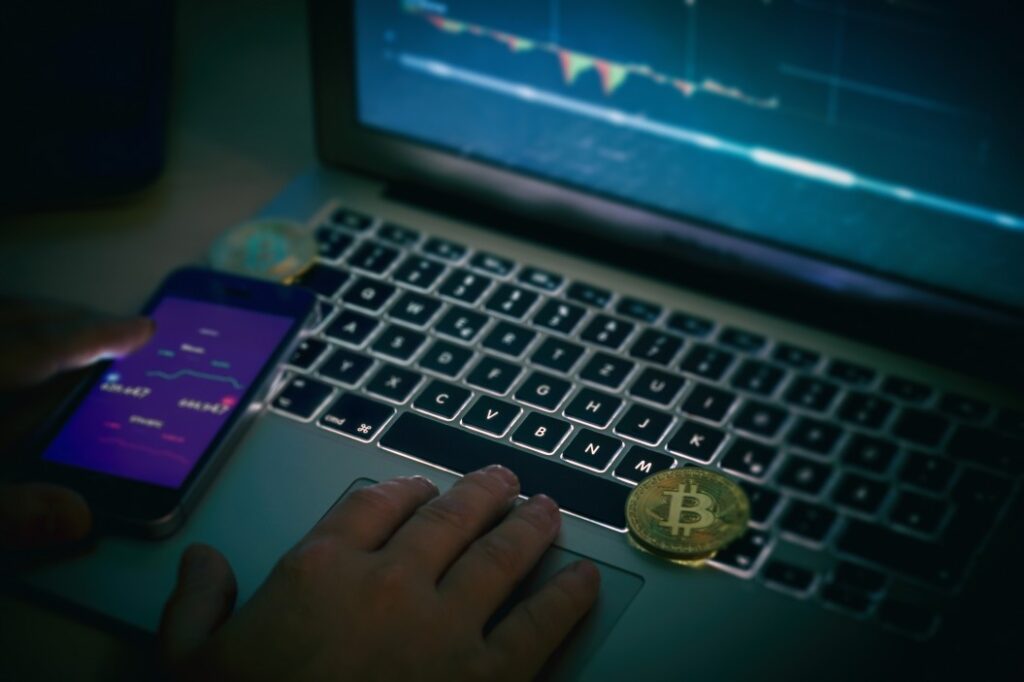 lavagem de dinheiro bitcoin - pessoa usando notebook e celular