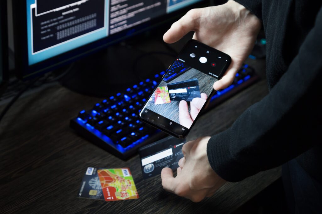 Fraude financeira eletrônica: comprador enviando foto com o código de segurança de seu cartão em site sem segurança.