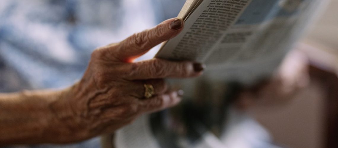 direito ao esquecimento - idosa lendo jornal