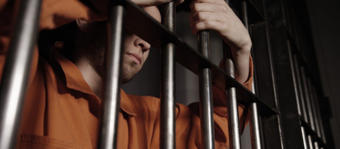 Formação de quadrilha - homem preso, encostado nas grades